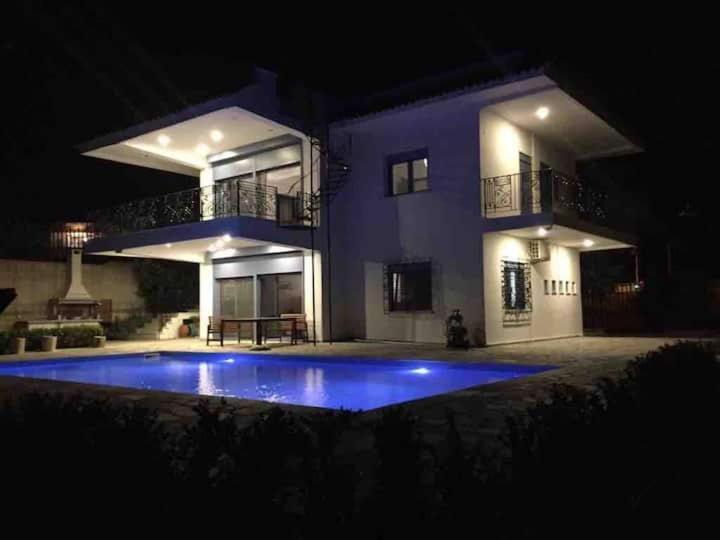 Lovely 4 Bedrooms In Schinias וילה *